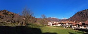 24 Sul sentiero per la Forcella di Corone con bella vista verso Menna -Arera-Alben